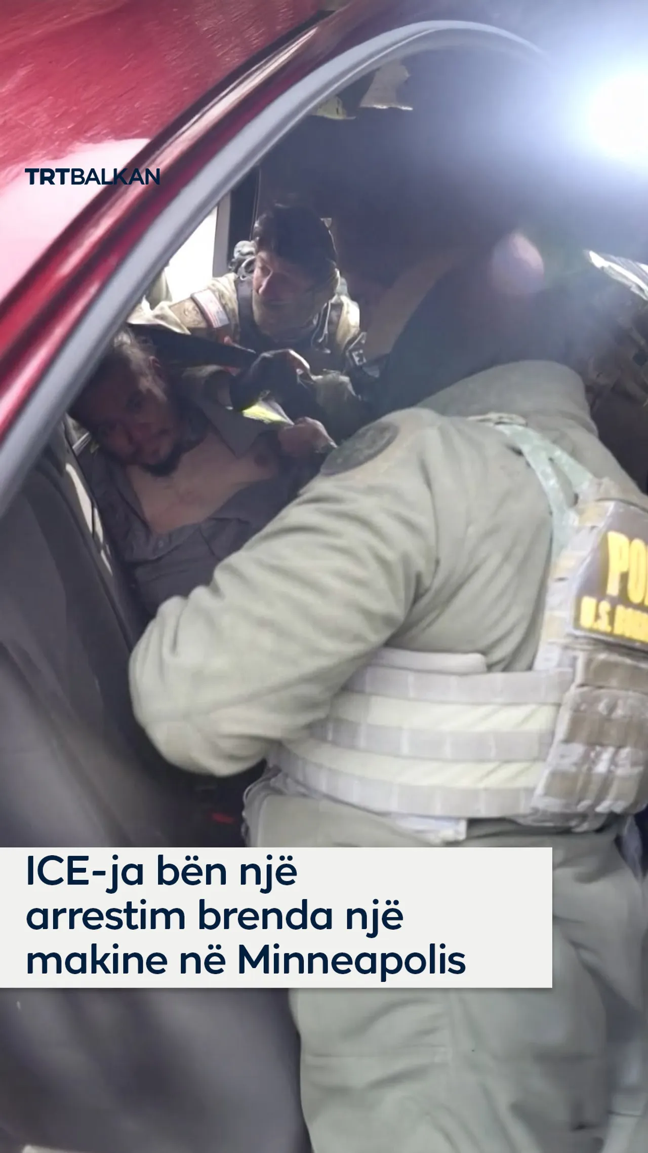 ICE-ja bën një arrestim brenda një makine në Minneapolis