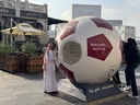 Kuti gjigante bamirësie në formë topi futbolli në Doha për Gazën