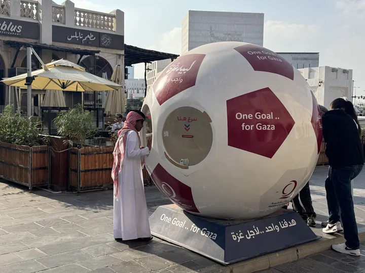 Kuti gjigante bamirësie në formë topi futbolli në Doha për Gazën