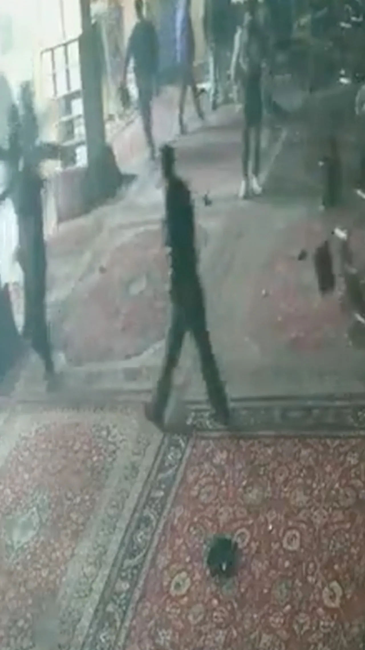 Para pengunjuk rasa anti-pemerintah merusak masjid di Iran