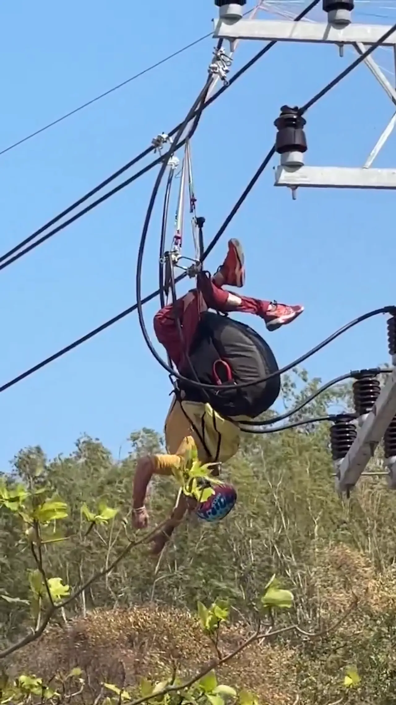 Paradigler terjebak di tiang listrik bertegangan tinggi di Koh Larn, Thailand