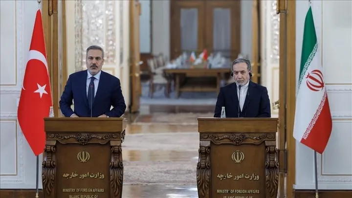 وزير الخارجية التركي يبحث مع عراقجي آخر التطورات في إيران