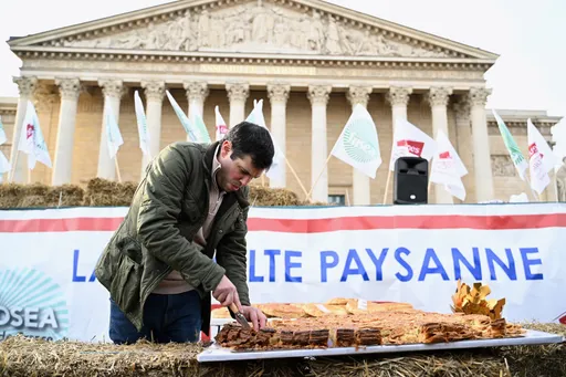"Révolte" agricole : des centaines de tracteurs devant l'Assemblée