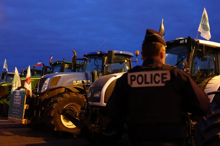 France : des tracteurs évacués du centre de Toulouse, blocage à Vatry