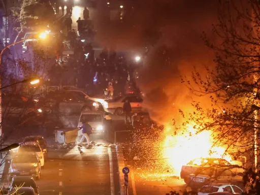 EUA alertam os cidadãos para saírem do Irão imediatamente à medida que os protestos se intensificam