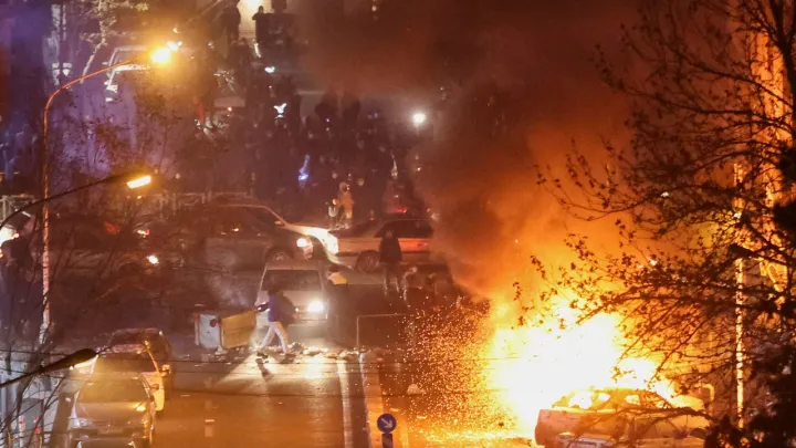 EUA alertam os cidadãos para saírem do Irão imediatamente à medida que os protestos se intensificam
