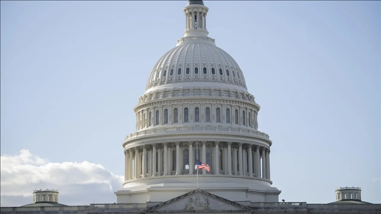 Американски сенатори предлагаат закон за спречување на Трамп да го заземе Гренланд