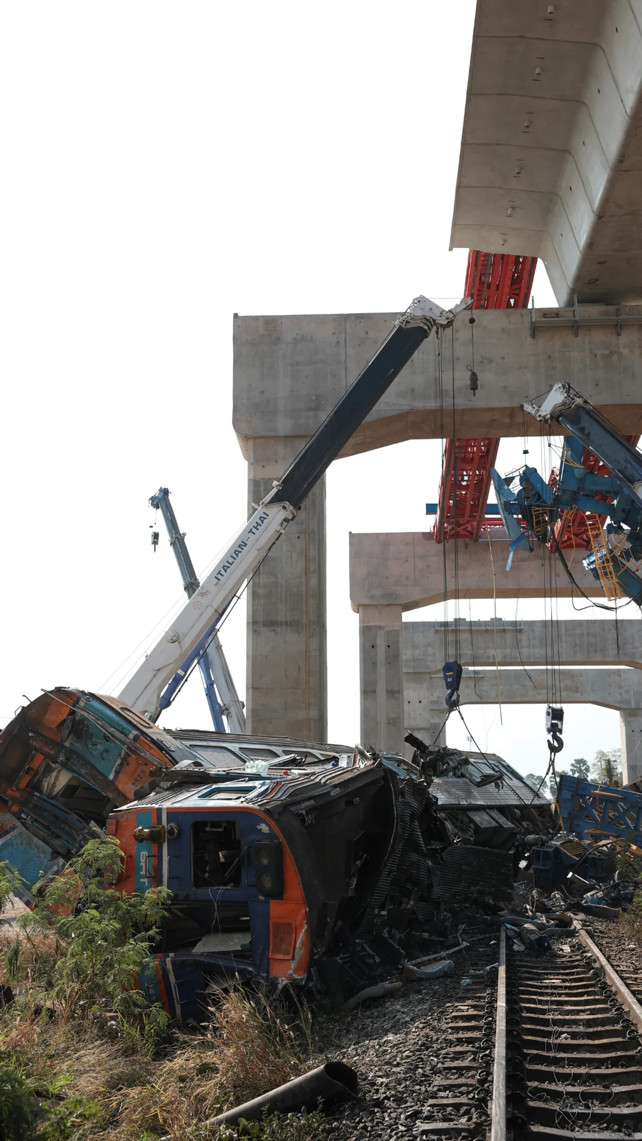 Tabrakan kereta dengan crane jatuh di Thailand sebabkan 25 orang tewas