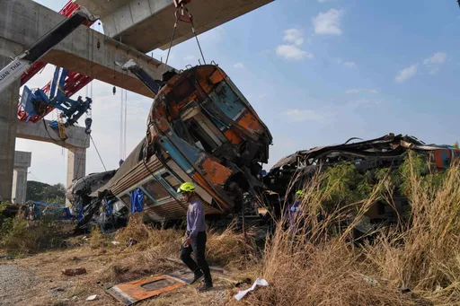 Kren tumbang hempap kereta api di Thailand, 28 maut