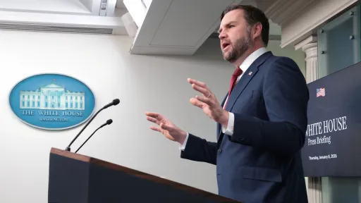 Вэнс проведет экстренное совещание по Ирану