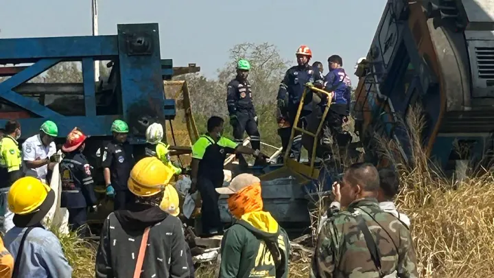 Pelo menos 22 mortos após descarrilamento de comboio causado por queda de grua na Tailândia
