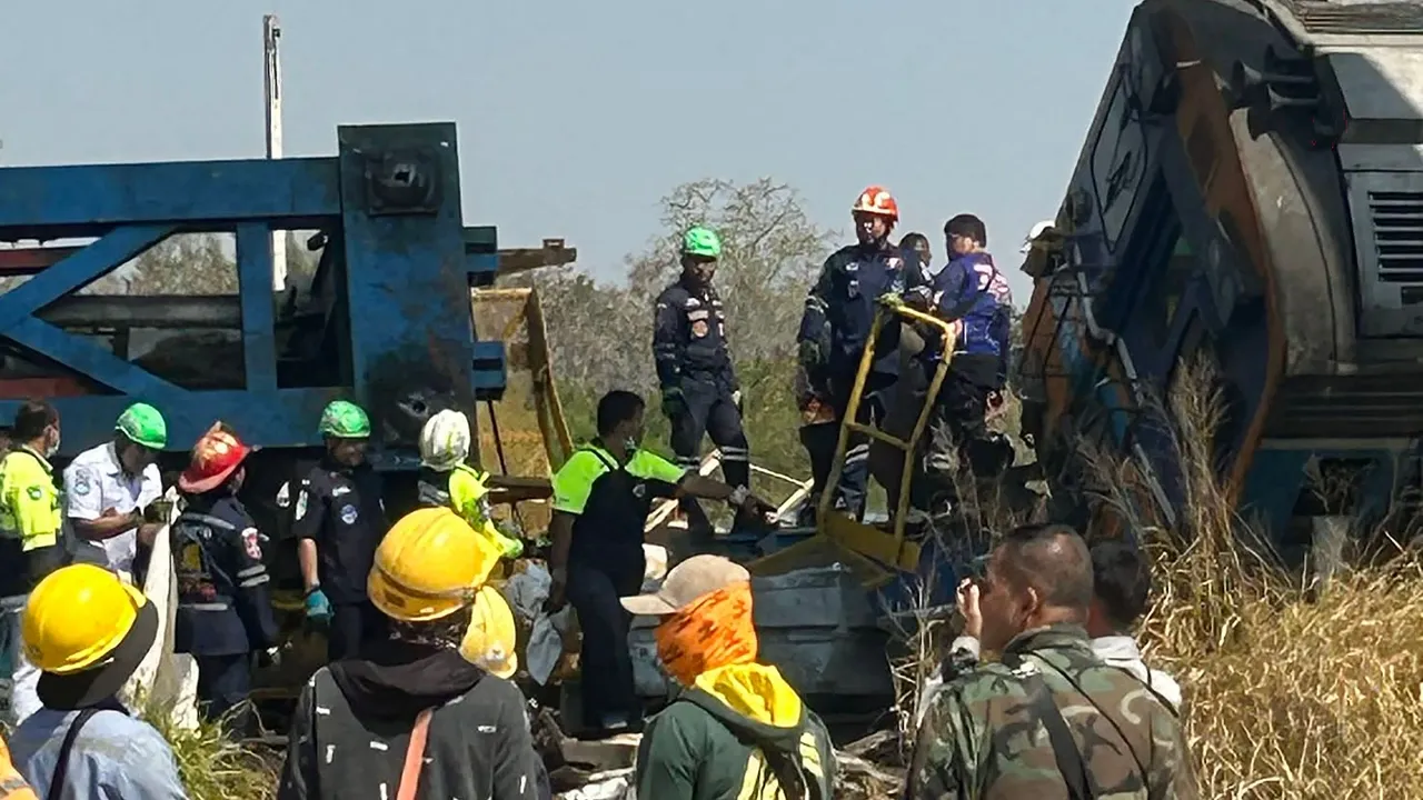 Tragédia a síneken: daru zuhant a vonatra, legalább 22 ember meghalt