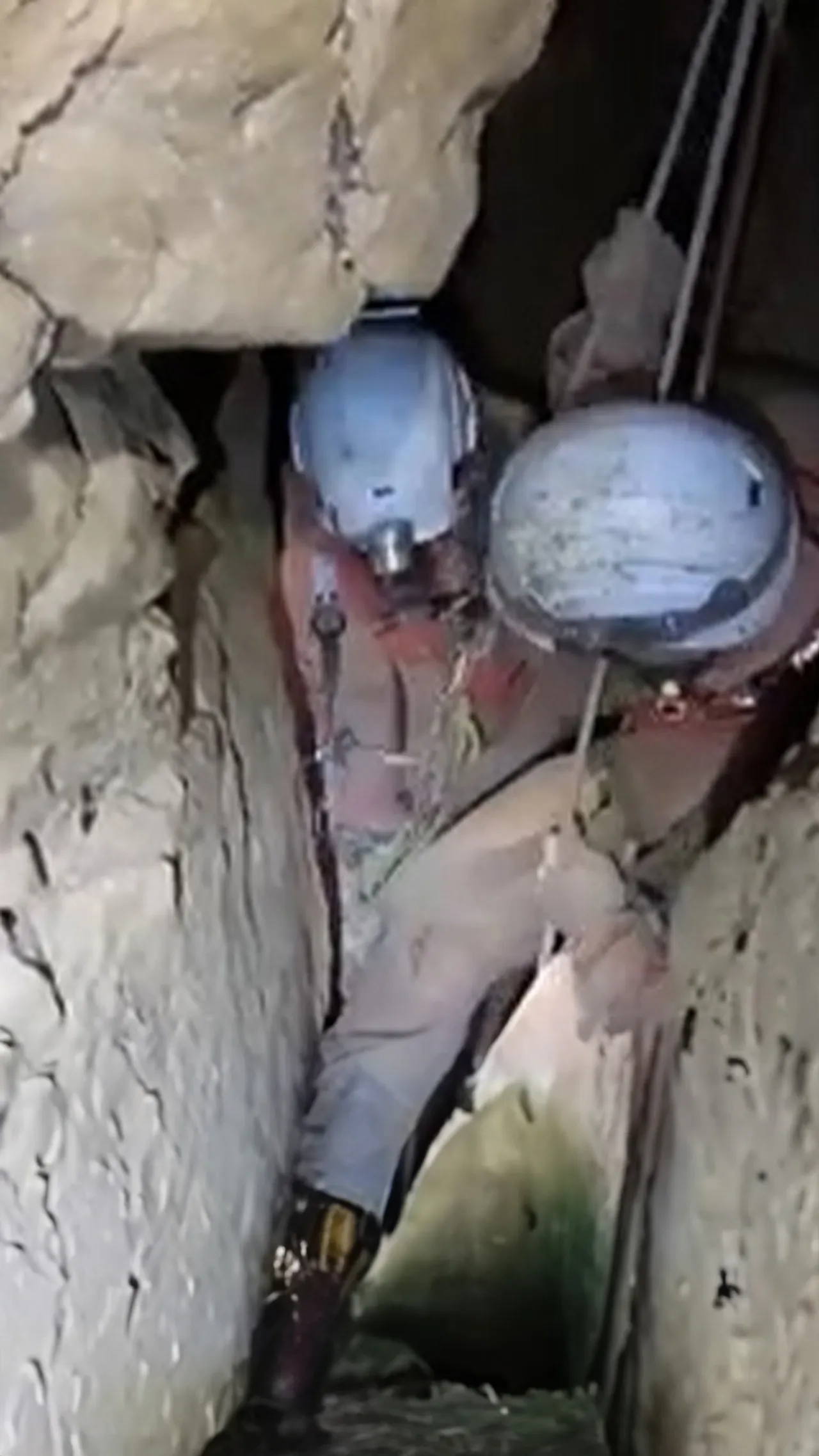 Pemadam kebakaran Ceko selamatkan ilmuwan terluka dari gua sedalam 85 meter