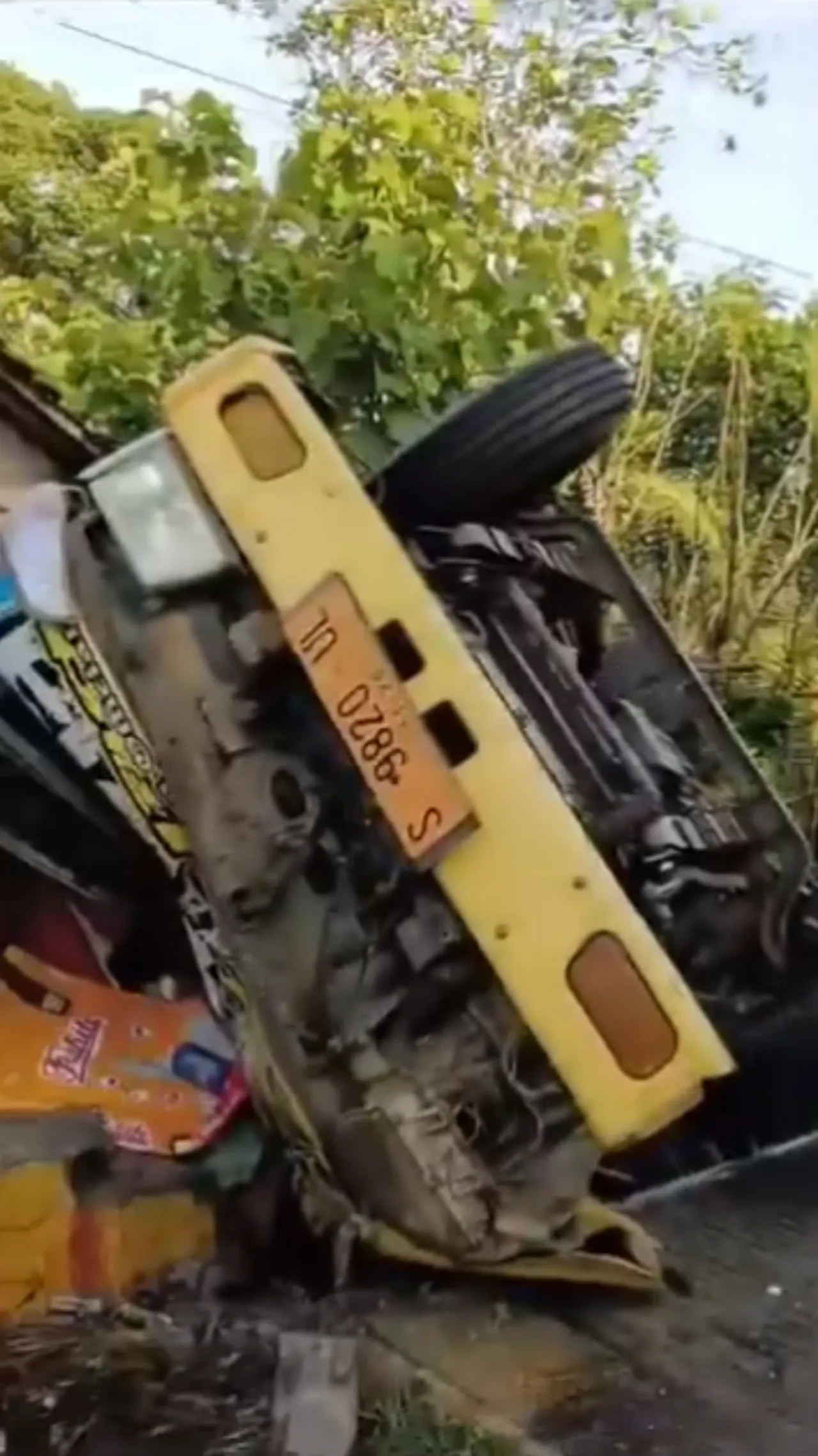 Truk buah naga kecelakaan di Glenmore, sopir dan kernet tewas