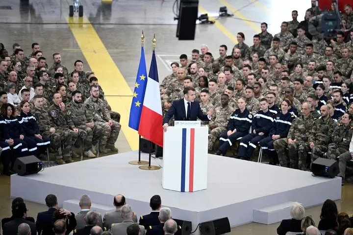 Macron appelle à des "efforts" pour accélérer le réarmement de la France