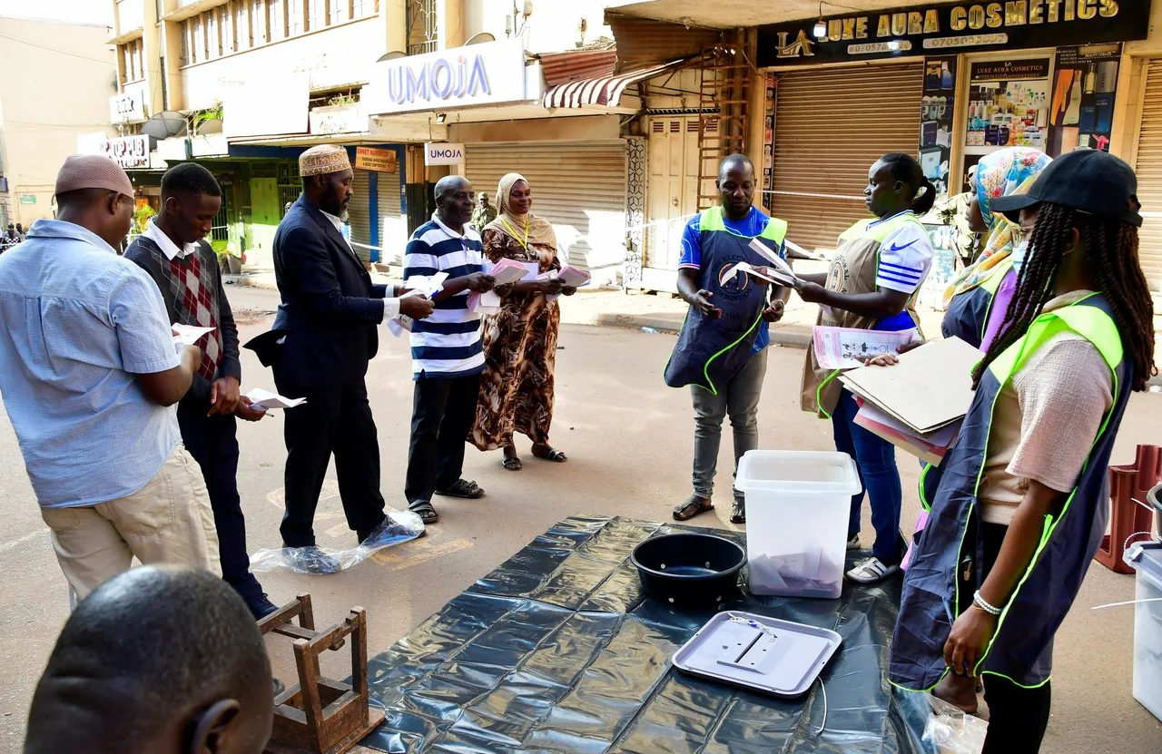 Uqandada gərgin şəraitdə baş tutan prezident seçkiləri müxalifət tərəfindən tənqid edilir