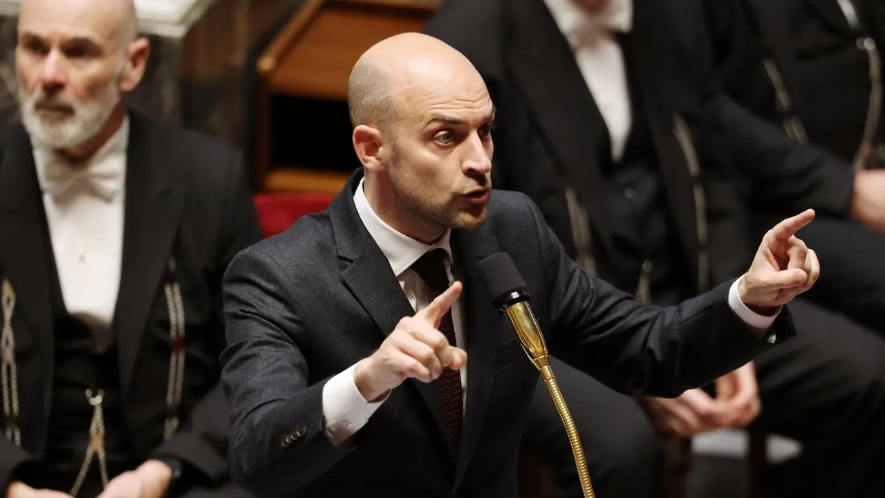 فرانسه احتمال ارسال ترمینال‌های ماهواره‌ای برای بازگرداندن اینترنت در ایران را بررسی می‌کند