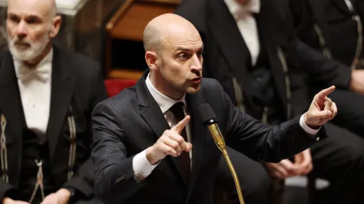 فرانسه احتمال ارسال ترمینال‌های ماهواره‌ای برای بازگرداندن اینترنت در ایران را بررسی می‌کند