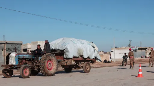سوريا.. مدنيون يفرّون عبر طرق مزروعة بالألغام بعد منع YPG الإرهابي إجلاءهم لاستخدامهم دروعاً بشرية