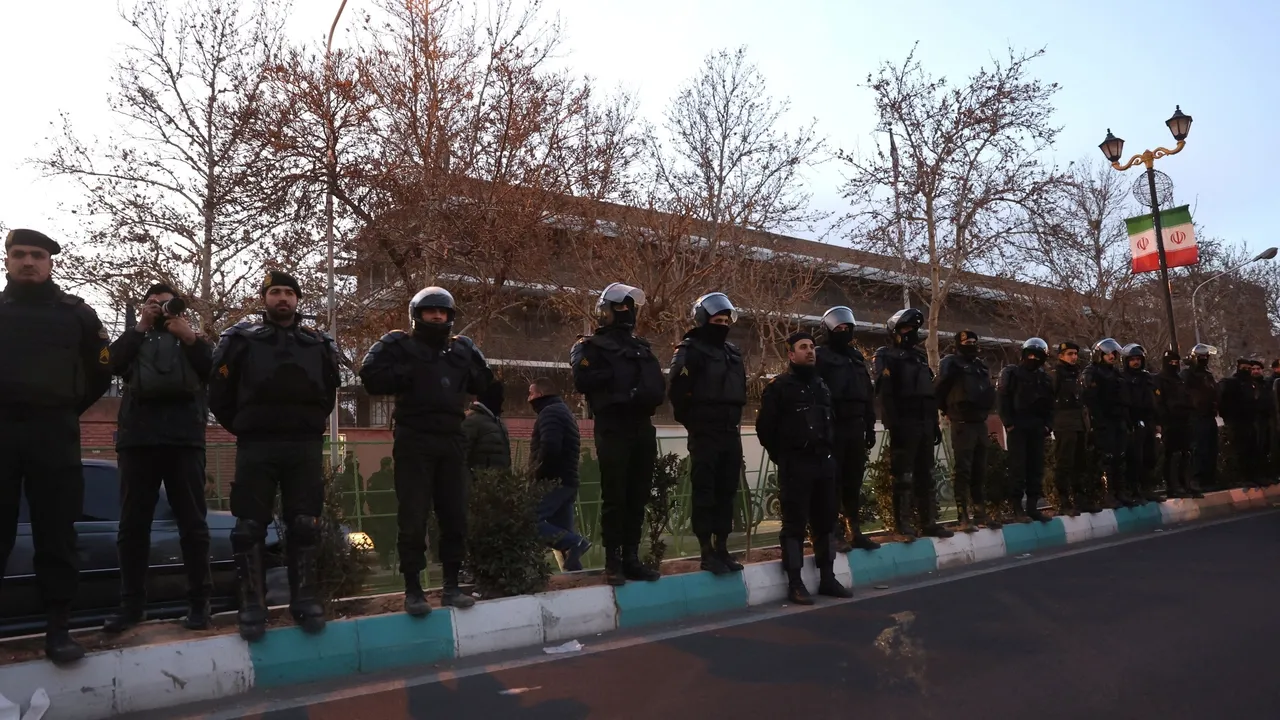 تعطیلی موقت سفارت بریتانیا در تهران در پی اعتراضات ایران