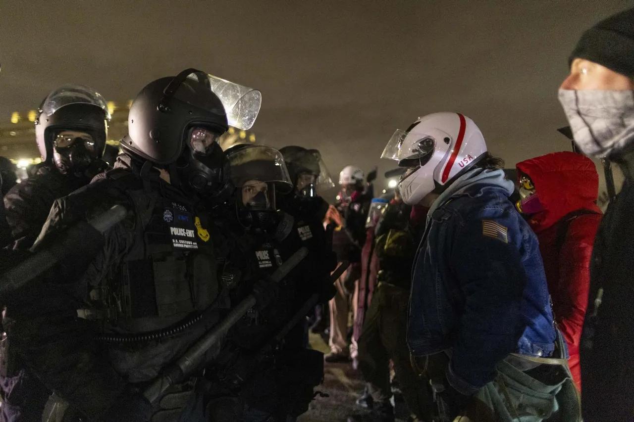 Protestuesit përplasen me oficerët federalë në Minesota pas të shtënave nga agjenti i ICE-së