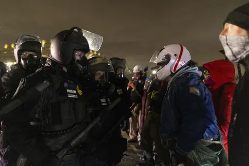 Protestuesit përplasen me oficerët federalë në Minesota pas të shtënave nga agjenti i ICE-së