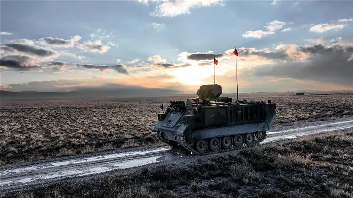 تركيا تكشف عن أول ناقلة جند مدرعة كهربائية محلية الصنع