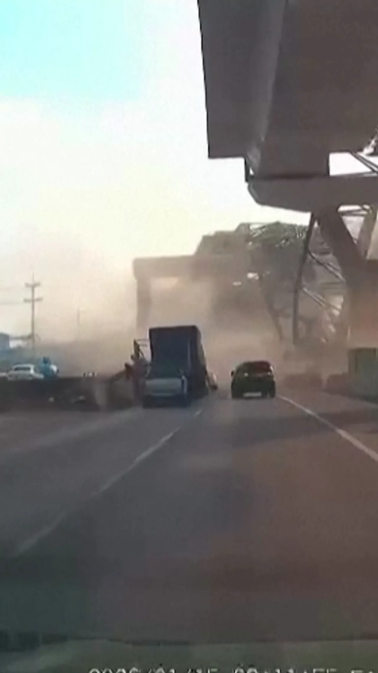 Sebuah derek di Bangkok roboh menimpa jalan, menewaskan dua orang