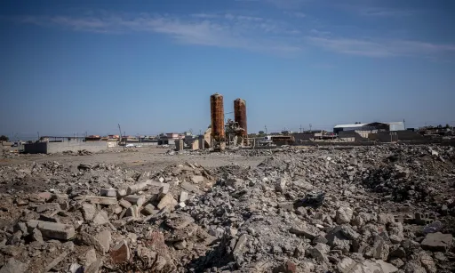 Minister Brekelmans biedt in Hawija persoonlijk excuses aan voor dodelijk bombardement 2015