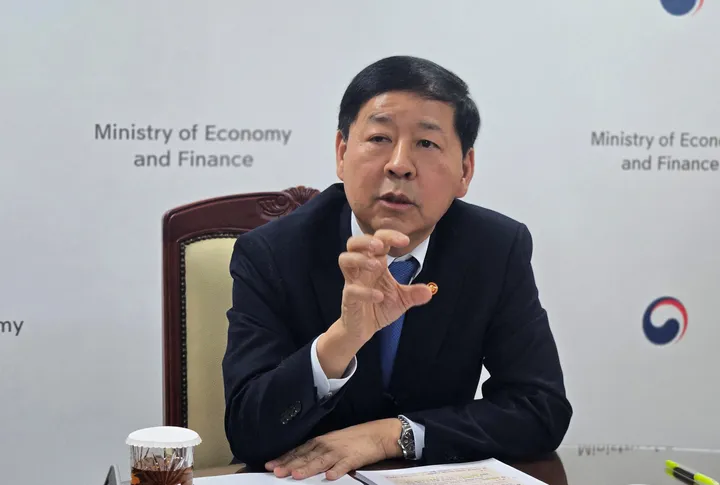 대한민국, 소비자 부담 완화를 위해 금요일부터 연료 가격 상한제 시행