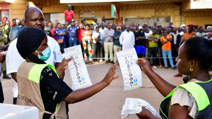 Contagem de votos em curso no Uganda enquanto líder da oposição critica processo