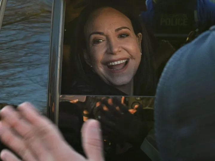 Líder da oposição venezuelana entrega a medalha do Prémio Nobel da Paz a Trump