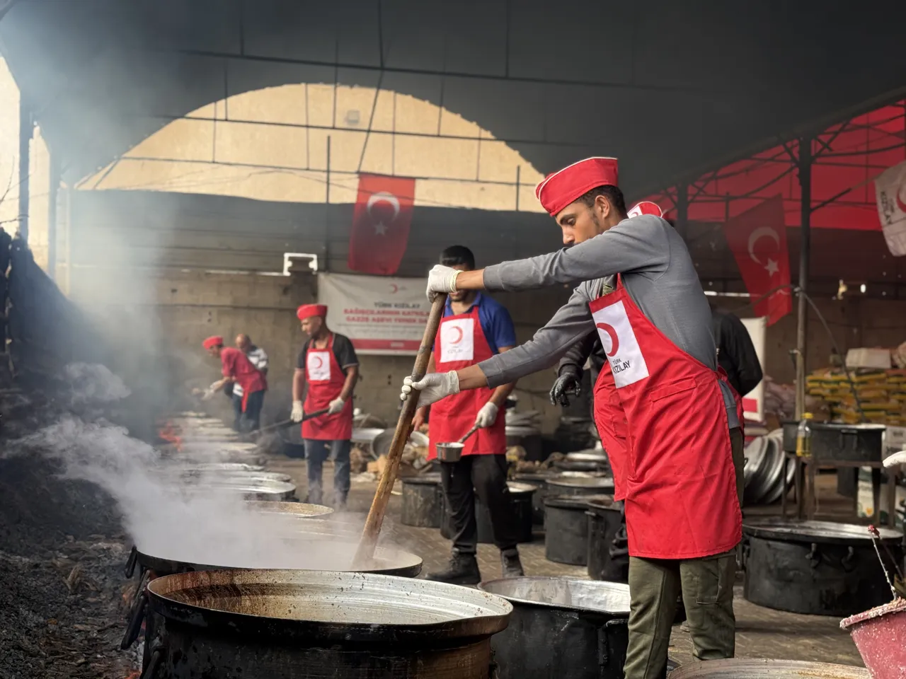 تداوم کمک‌های زمستانی و توزیع غذای گرم هلال‌احمر ترکیه در غزه