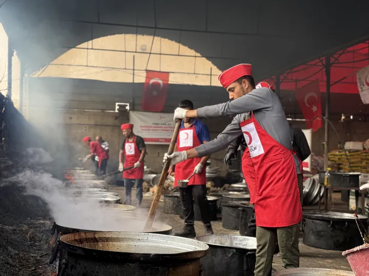 تداوم کمک‌های زمستانی و توزیع غذای گرم هلال‌احمر ترکیه در غزه