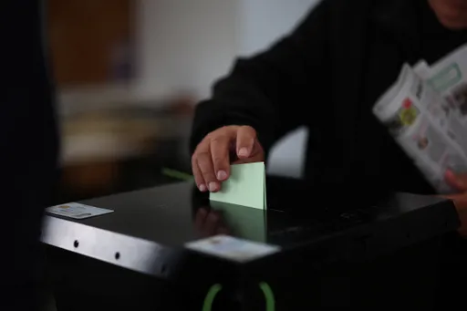 Portugal votes as surveys point to likely runoff