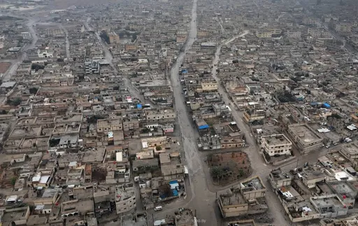 الجيش السوري يستعيد مواقع بالرقة ودير الزور.. وتنظيم YPG الإرهابي يقصف الأحياء السكنية ويفجر جسرين