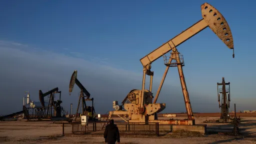 Tribos sírias libertam campos de gás natural e petróleo a leste do Eufrates dos terroristas do YPG