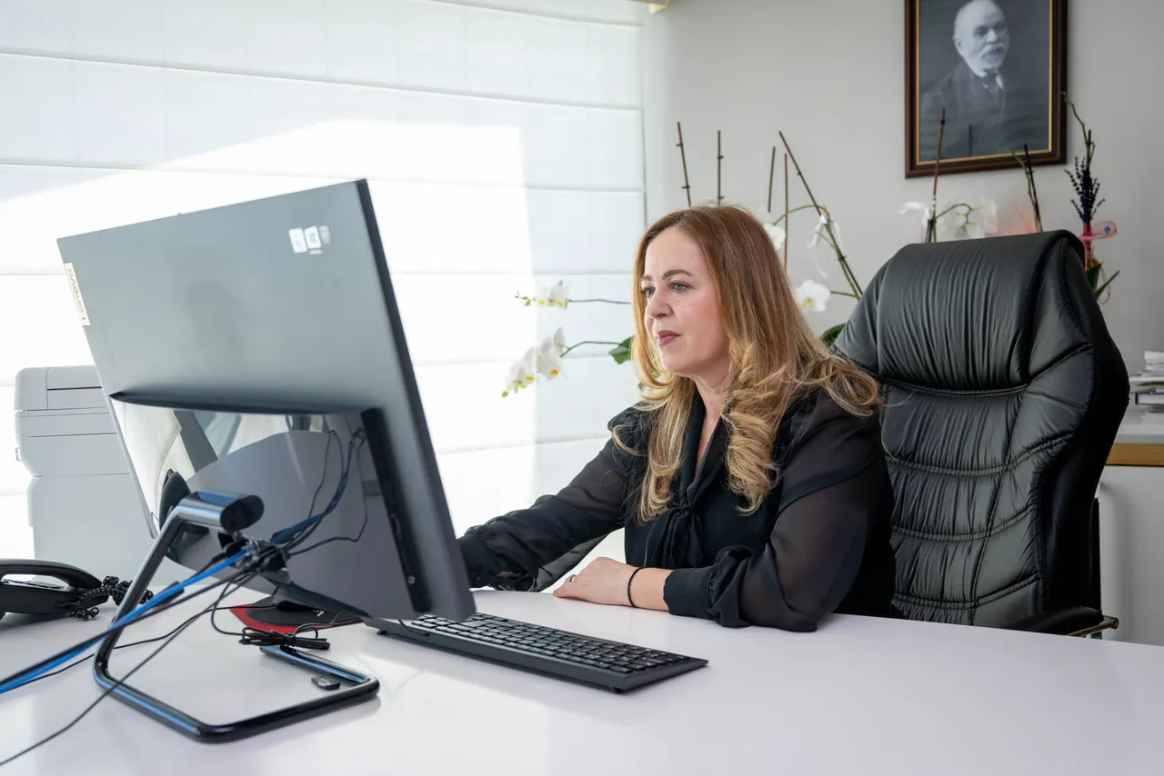 Ambasadorja e Shqipërisë në Ankara, Kadzadej, merr pjesë në votimin "Fotot e Vitit" të AA-së