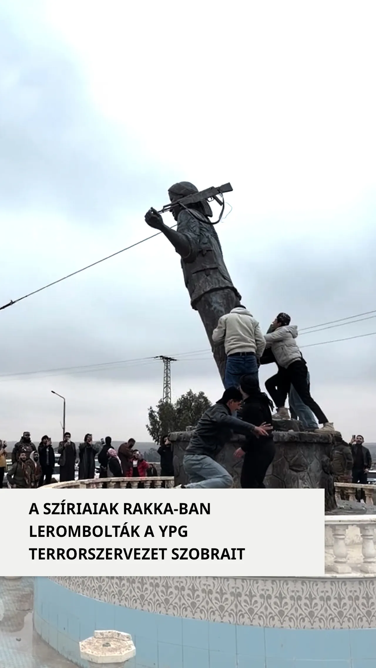 Miután a szíriai hadsereg visszafoglalta Rakka várost, lerombolták a YPG terrorszervezet szobrait