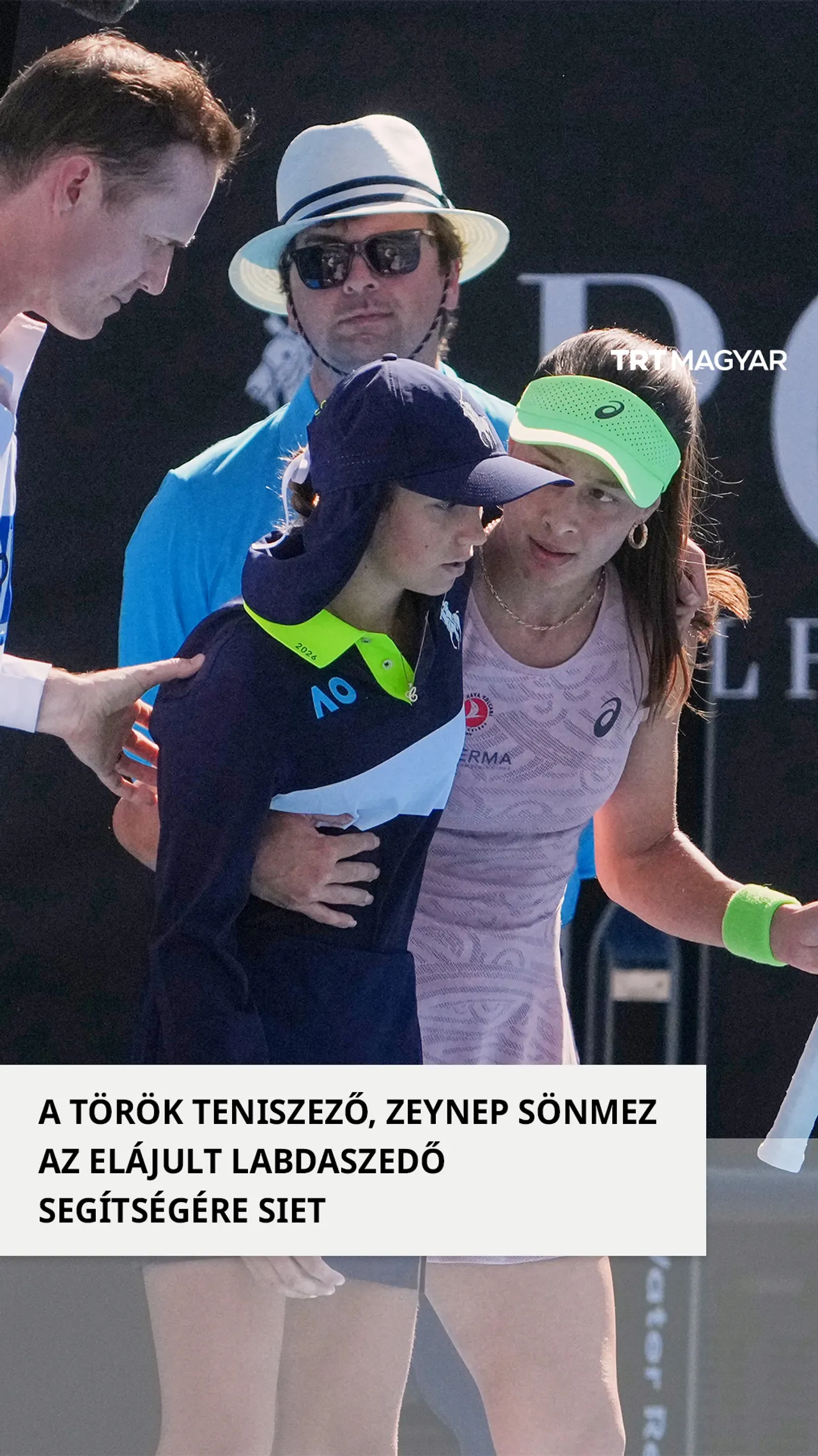 A török teniszező, Zeynep Sönmez az elájult labdaszedő segítségére siet