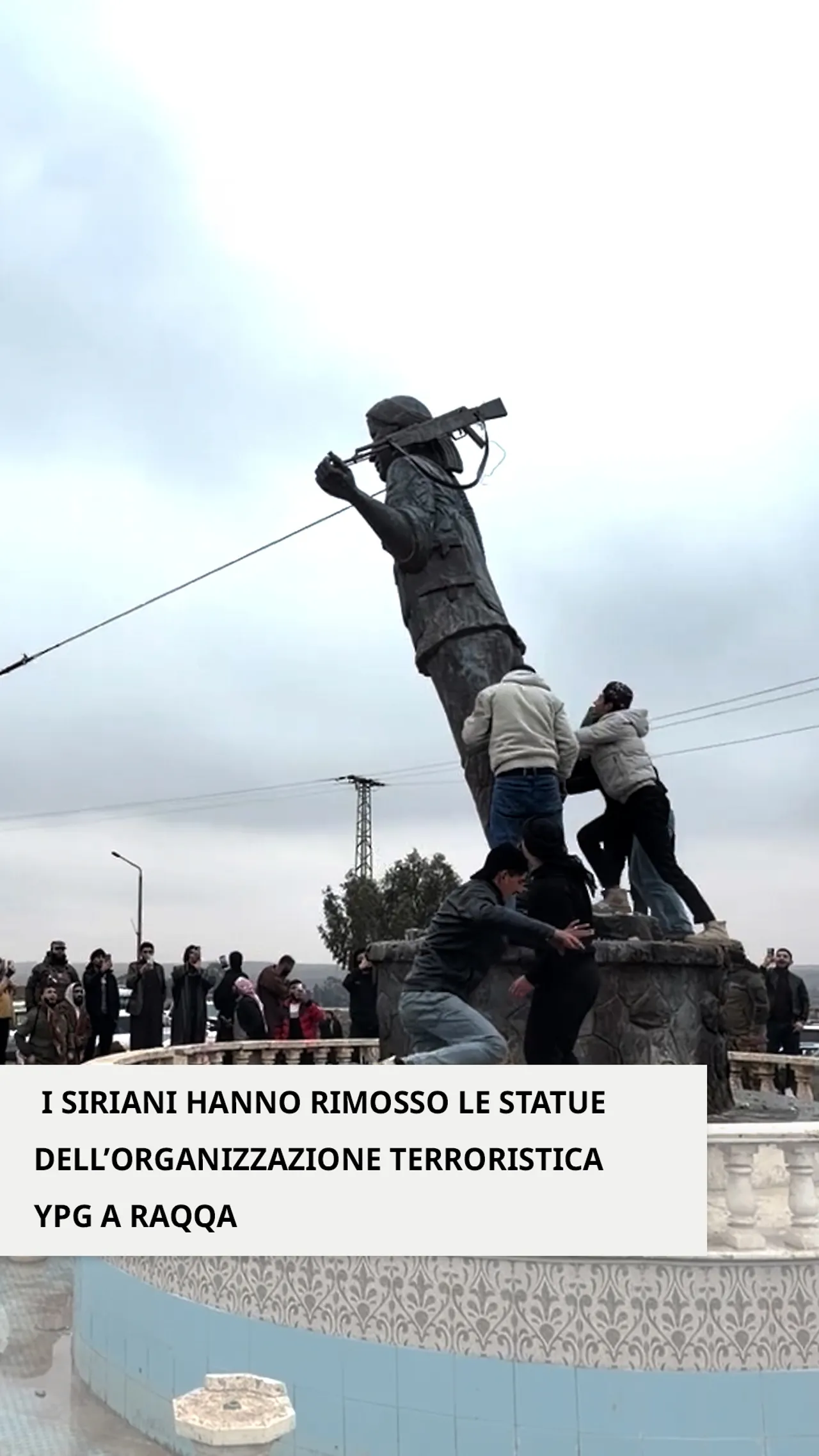 I siriani hanno rimosso le statue dell’organizzazione terroristica YPG a Raqqa