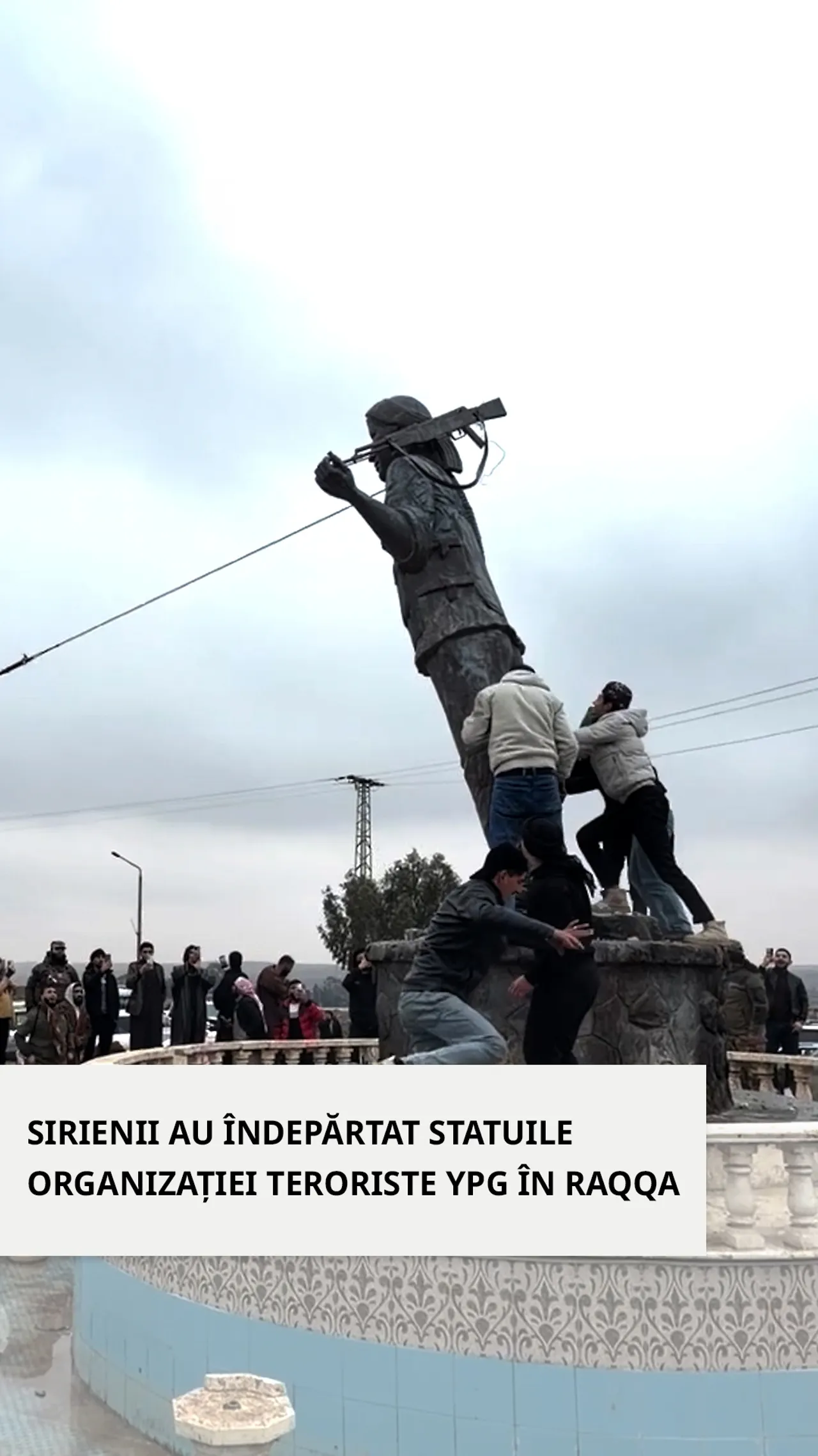 Sirienii au îndepărtat statuile organizației teroriste YPG din Raqqa