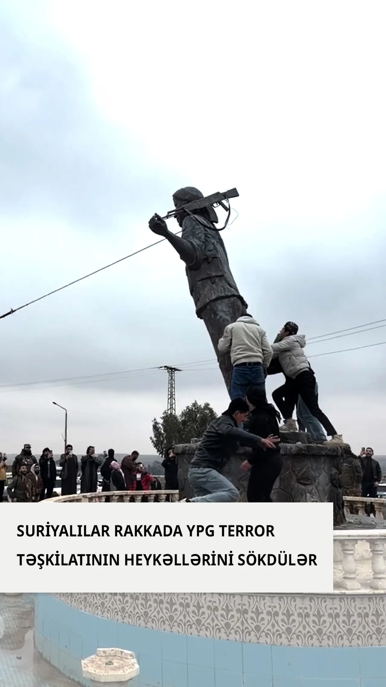 Suriyalılar Rakkada YPG terror təşkilatının heykəllərini sökdülər