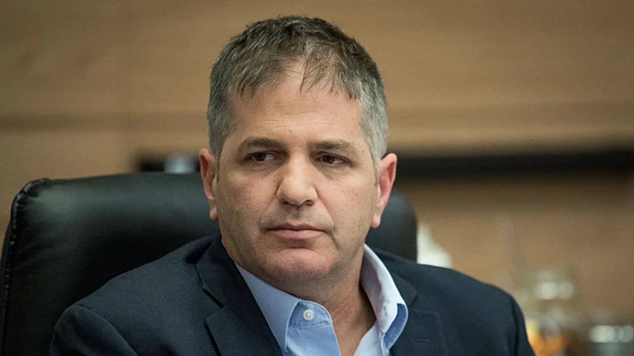 השר קיש מתלונן נגד חדשות 12 לאחר חשיפת נסיעתו לאמירויות