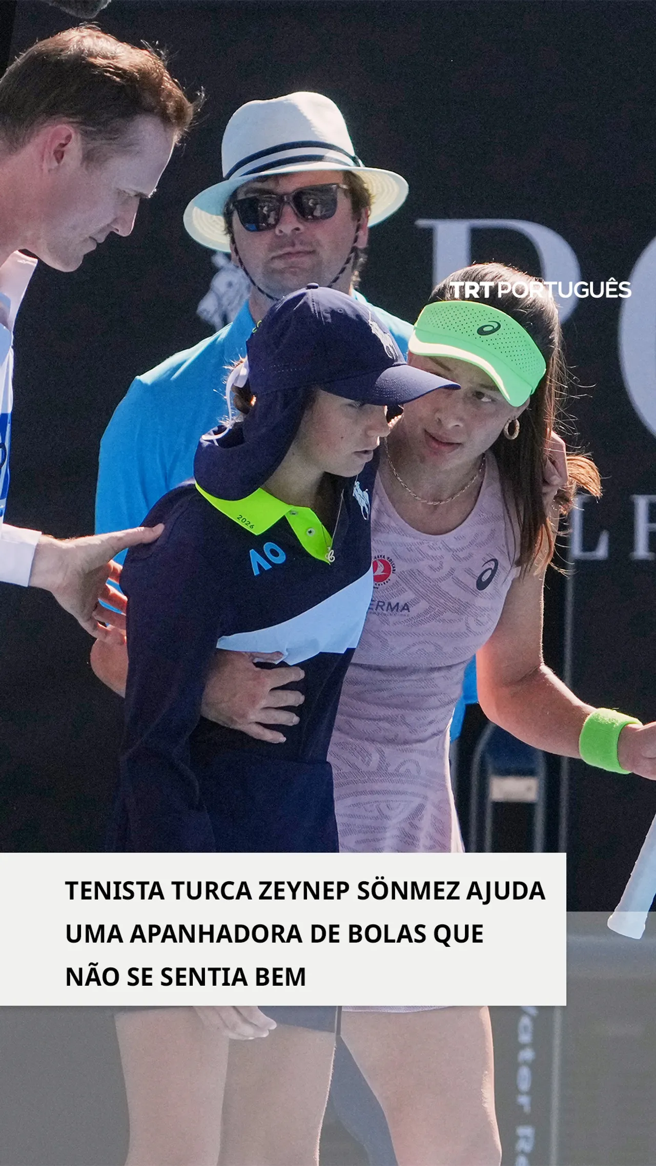 Tenista turca Zeynep Sönmez corre para ajudar uma apanhadora de bolas que desmaiou