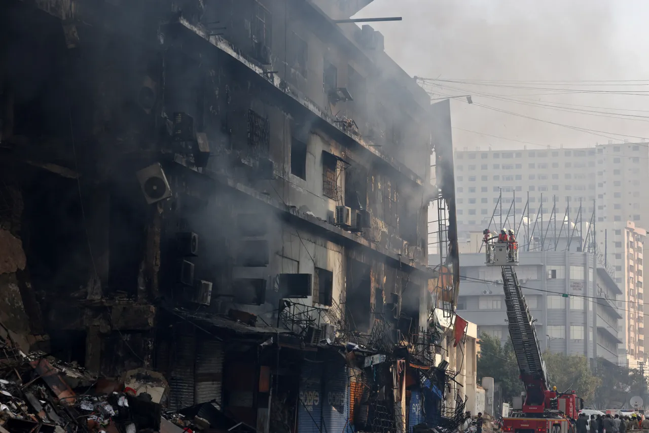 Death toll rises to 14 in Pakistan shopping centre fire, dozens still missing