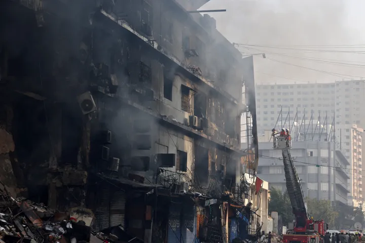 Death toll rises to 14 in Pakistan shopping centre fire, dozens still missing