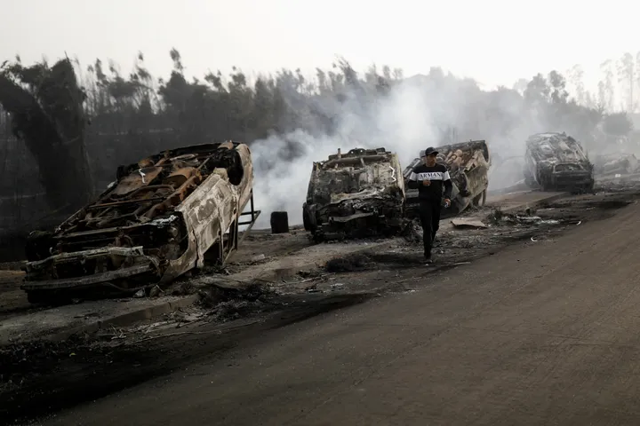 Chile declara estado de catástrofe por incendios forestales que dejan muertos y miles de desplazados