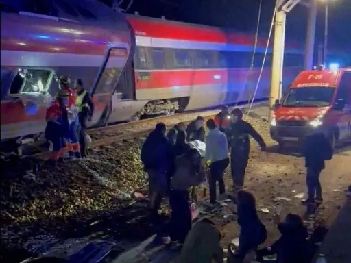 Colisão de comboio de alta velocidade em Espanha faz pelo menos 39 mortos e centenas de feridos