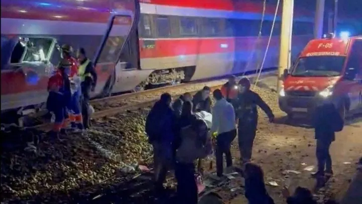 Colisão de comboio de alta velocidade em Espanha faz pelo menos 39 mortos e centenas de feridos